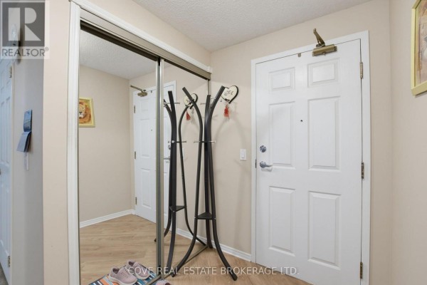 Living room - 203 - 511 Gainsborough Road, London North, ON N6G4Z5 Photo 3