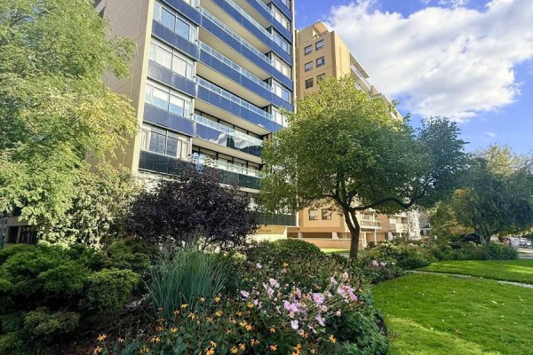 Living room - 203 - 575 Avenue Road, Toronto, ON M4V2K2 Photo 2