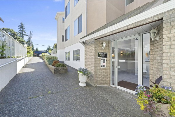 203 1327 Best Street, White Rock, BC V4B4E3 Photo 2