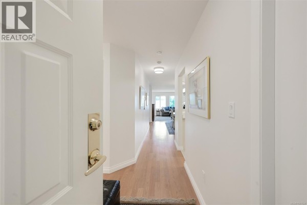 203 1477 Yale St, Oak Bay, BC, photo 2