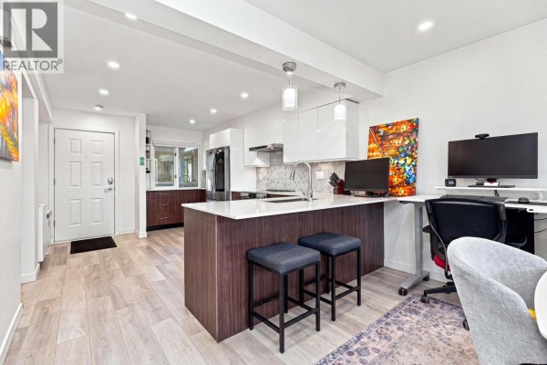 203 1513 Bowser Avenue, North Vancouver, BC V7P2Y4 Photo 2