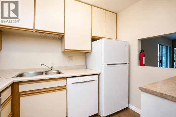 203 1775 W 10th Avenue, Vancouver, BC V6J2A4 Photo 5