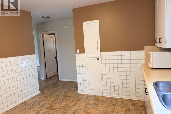 Kitchen - 203 4th Avenue E, Assiniboia, SK S0H0B0 Photo 5
