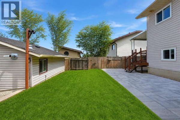 2pc Bathroom - 203 Shawglen Road Sw, Calgary, AB T2Y1Y2 Photo 4