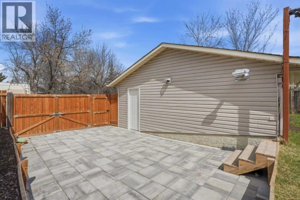 5pc Bathroom - 203 Shawglen Road Sw, Calgary, AB T2Y1Y2 Photo 5