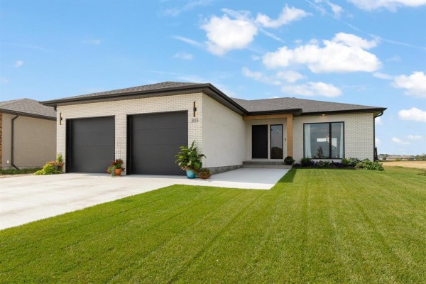 203 Wyndham Estate Drive, Steinbach