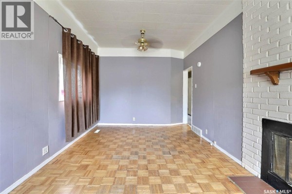 4pc Bathroom - 2030 Queen Street, Regina, SK S4T4C1 Photo 2