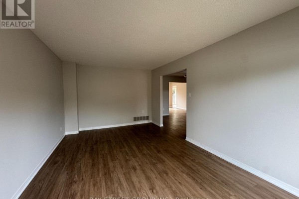 Office - 2034 Oxford Avenue, Oakville, ON L6H4K7 Photo 2