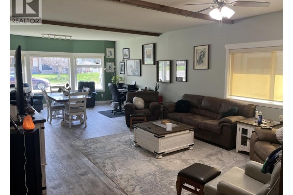 Living room - 2034 Saddleview Avenue, Lumby, BC V0E2G0 Photo 4