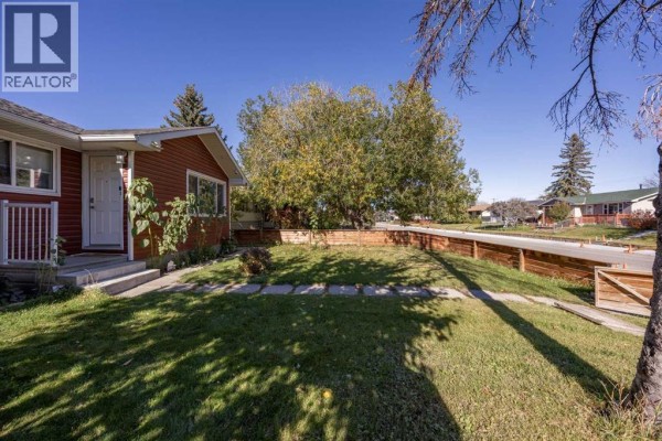 Bedroom - 2035 47 Street Se, Calgary, AB T2B1L4 Photo 2