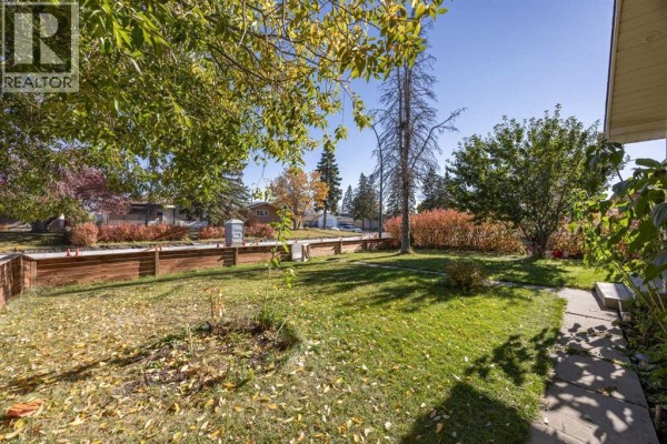 Bedroom - 2035 47 Street Se, Calgary, AB T2B1L4 Photo 3