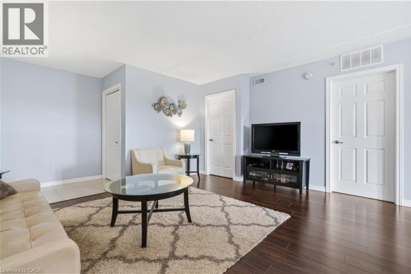 Living room/Dining room - 2035 Appleby Line Unit# 307, Burlington, ON L7L7G8 Photo 5