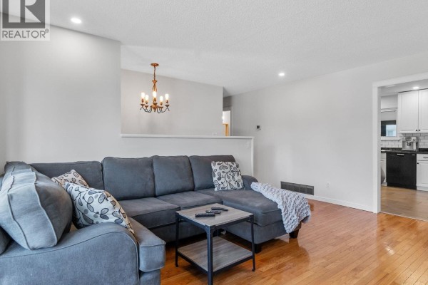 20360 Thorne Avenue, Maple Ridge, BC V2X8T9 Photo 4