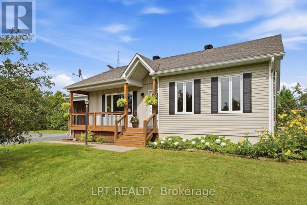 Kitchen - 20375 Dunvegan Road E, North Glengarry, ON K0B1E0 Photo 2