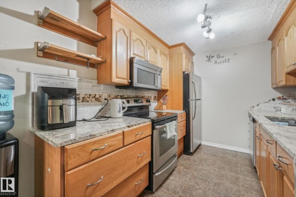 Dining room - 203b Homestead Cr Nw, Edmonton, AB T5A2Y2 Photo 2