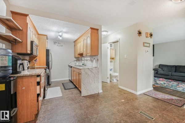 Kitchen - 203b Homestead Cr Nw, Edmonton, AB T5A2Y2 Photo 3