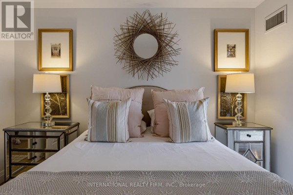 Living room - 204 - 1430 Yonge Street, Toronto, ON M4T1Y6 Photo 4