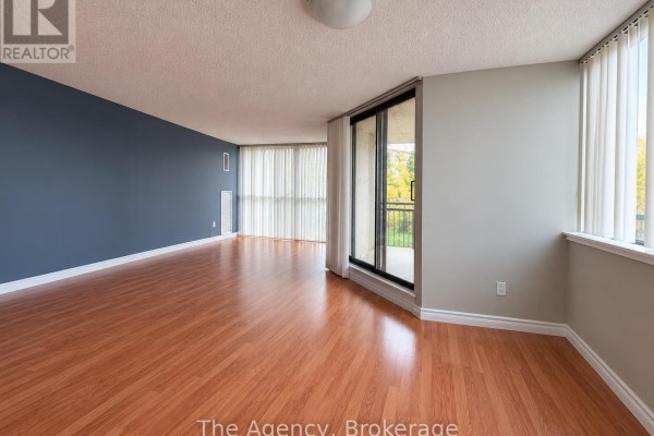 Living room - 204 - 2200 Sherobee Road, Mississauga, ON L5A3Y3 Photo 3