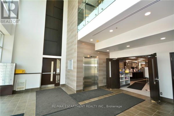 204 - 325 Winterberry Drive, Hamilton, ON L8J0B6 Photo 4