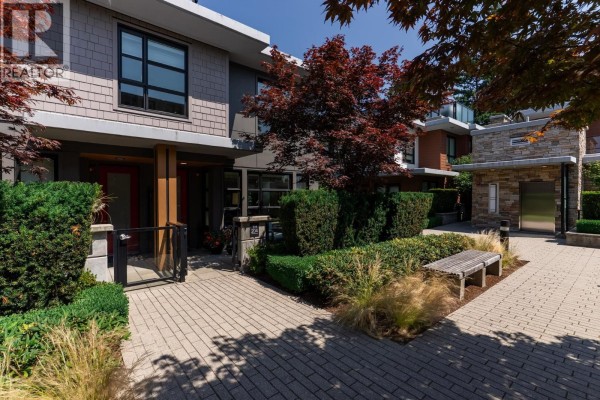 204 1055 Ridgewood Drive, North Vancouver, BC V7R0A5 Photo 2