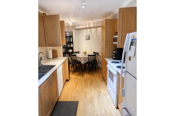 204 15621 Marine Drive, White Rock, BC V4B1E1 Photo 3
