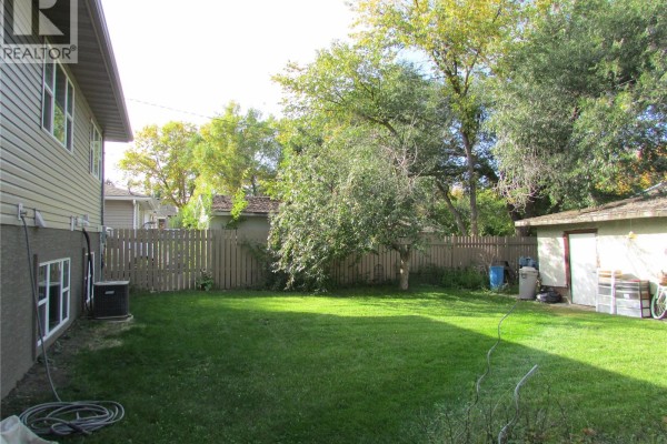 Living room - 204 19th Avenue, Regina, SK S4N1N1 Photo 3