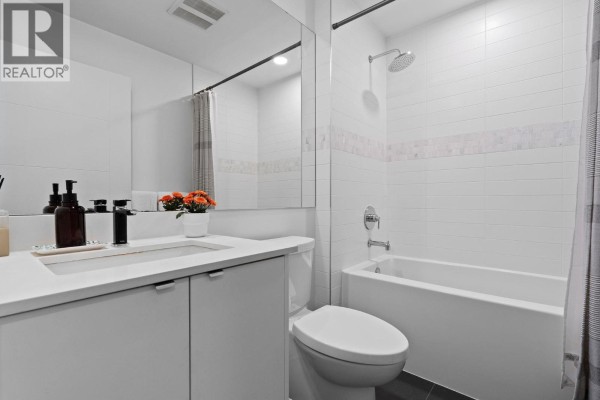 204 2345 Rindall Avenue, Port Coquitlam, BC V3C0T1 Photo 3