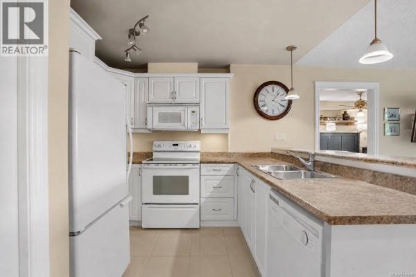 Entrance - 204 4536 Viewmont Ave, Saanich, BC V8Z5L2 Photo 3