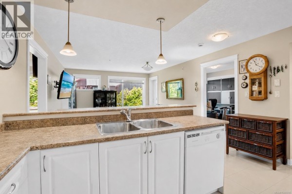 Kitchen - 204 4536 Viewmont Ave, Saanich, BC V8Z5L2 Photo 5