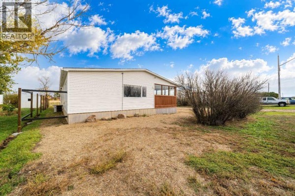 Kitchen - 204 6th Street, Suffield, AB T0J2N0 Photo 2
