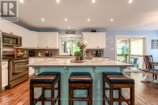 Family room - 204 Golf Course Road, Wasaga Beach, ON L9Z1S6 Photo 3