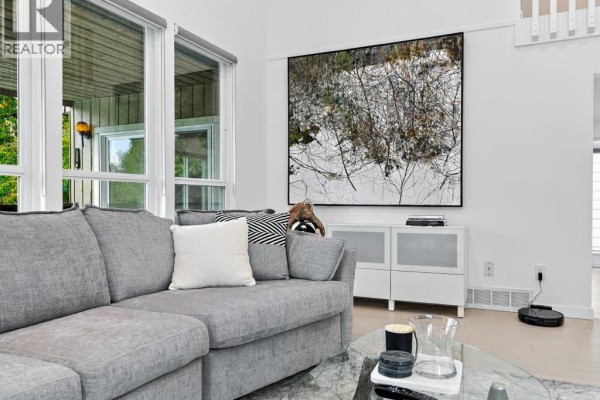 2045 Kirkstone Road, North Vancouver, BC V7J3M9 Photo 4