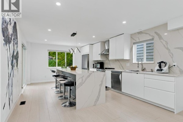 2045 Kirkstone Road, North Vancouver, BC V7J3M9 Photo 5
