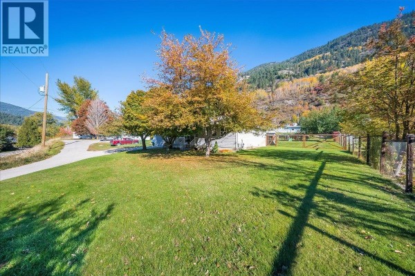 Bedroom - 2045 Raspberry Road, Castlegar, BC V1N4T6 Photo 2