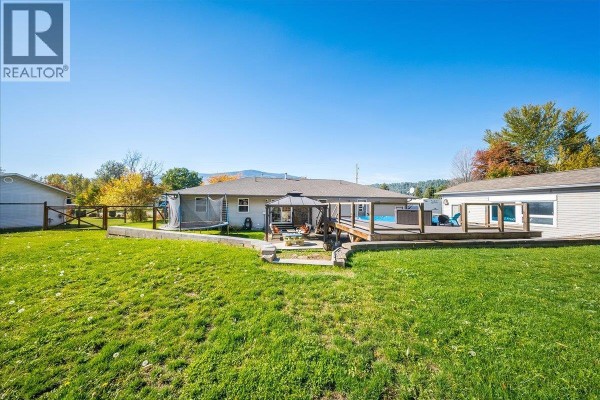 Full bathroom - 2045 Raspberry Road, Castlegar, BC V1N4T6 Photo 4