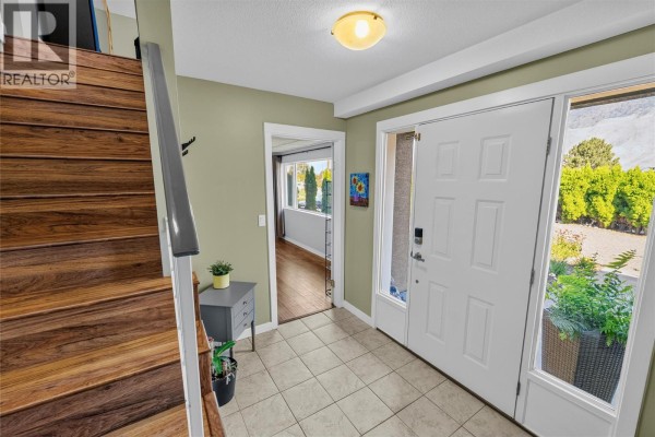 Living room - 2045 Valleyview Drive, Kamloops, BC V2C4C3 Photo 3