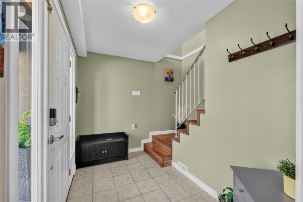 Full bathroom - 2045 Valleyview Drive, Kamloops, BC V2C4C3 Photo 4
