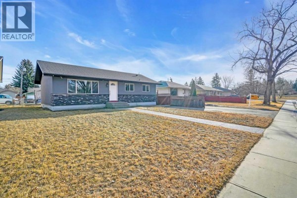 Primary Bedroom - 2046 33 Street Se, Calgary, AB T2B0T9 Photo 2