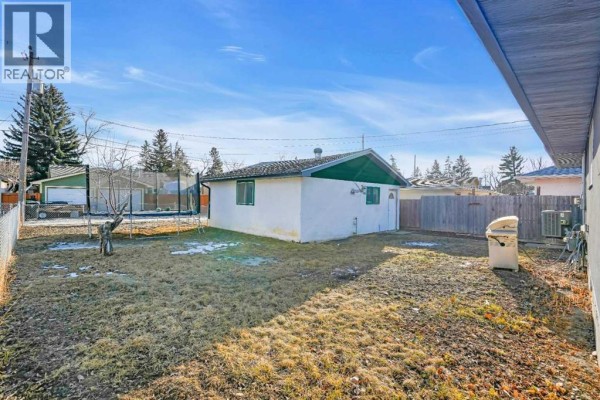 4pc Bathroom - 2046 33 Street Se, Calgary, AB T2B0T9 Photo 4