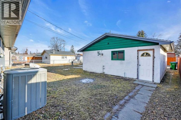 Bedroom - 2046 33 Street Se, Calgary, AB T2B0T9 Photo 5