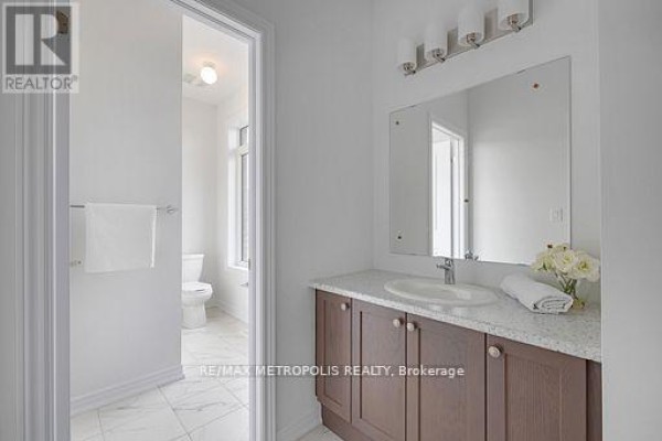 2048 Chris Mason Street, Oshawa, ON L1L0S5 Photo 5