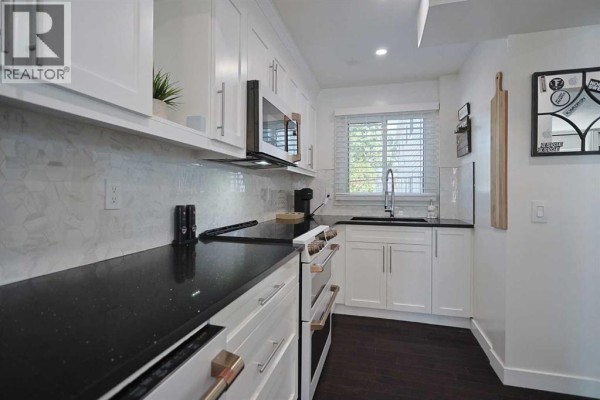 5pc Bathroom - 205, 310 Falconridge Crescent Ne, Calgary, AB T3J1H4 Photo 2