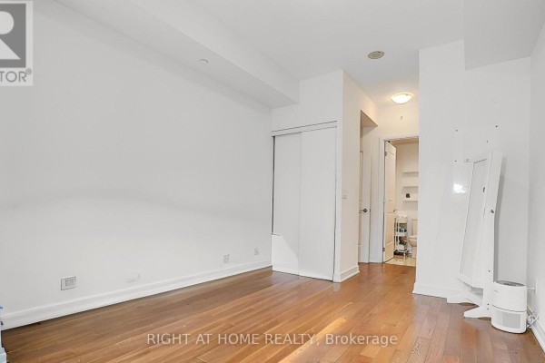 Living room - 205 - 9201 Yonge Street, Richmond Hill, ON L4C1H9 Photo 5