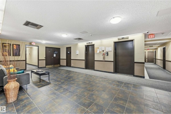 Kitchen - #205 10175 114 St Nw, Edmonton, AB T5K2L4 Photo 3