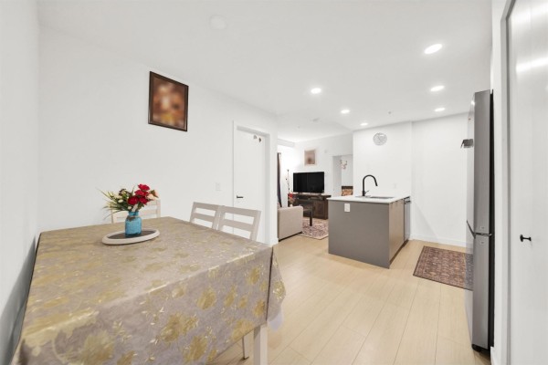 205 13439 94a Avenue, Surrey, BC V3V0G9 Photo 5