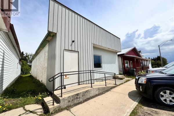 205-207 Main Street, Lintlaw, SK S0A2H0 Photo 2