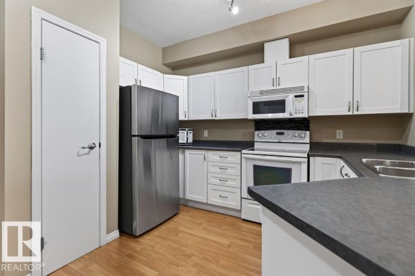 Kitchen - #205 4304 139 Av Nw, Edmonton, AB T5Y0H6 Photo 3