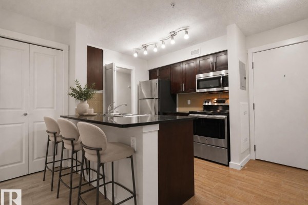 Kitchen - #205 5816 Mullen Pl Nw, Edmonton, AB T6R0W3 Photo 3