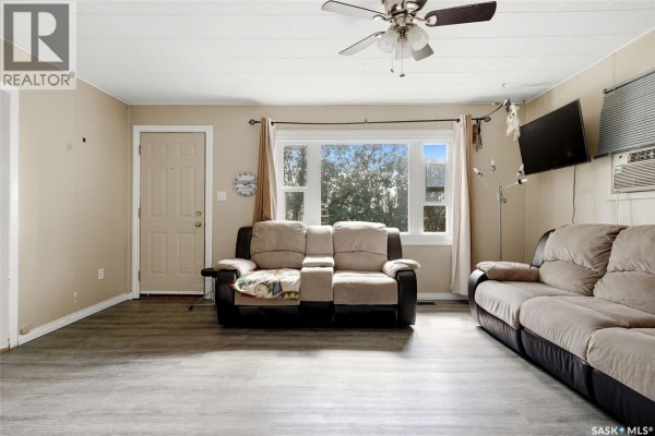 Living room - 205 1st Avenue, Kelliher, SK S0A1V0 Photo 5