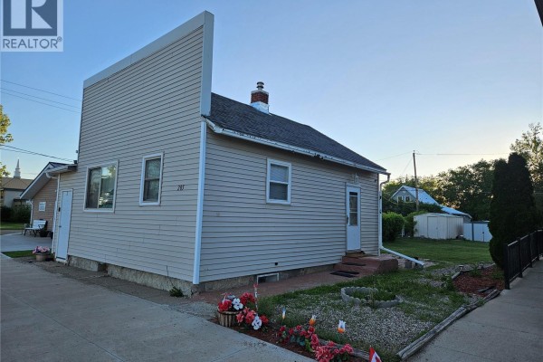Kitchen - 205 Main Street, Midale, SK S0C1S0 Photo 2